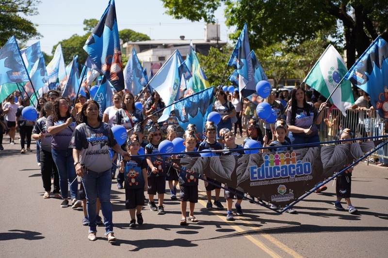 Tradicional desfile cívico de aniversário e corte de bolo atraem milhares de pessoas para o centro de Sarandi neste domingo, 13